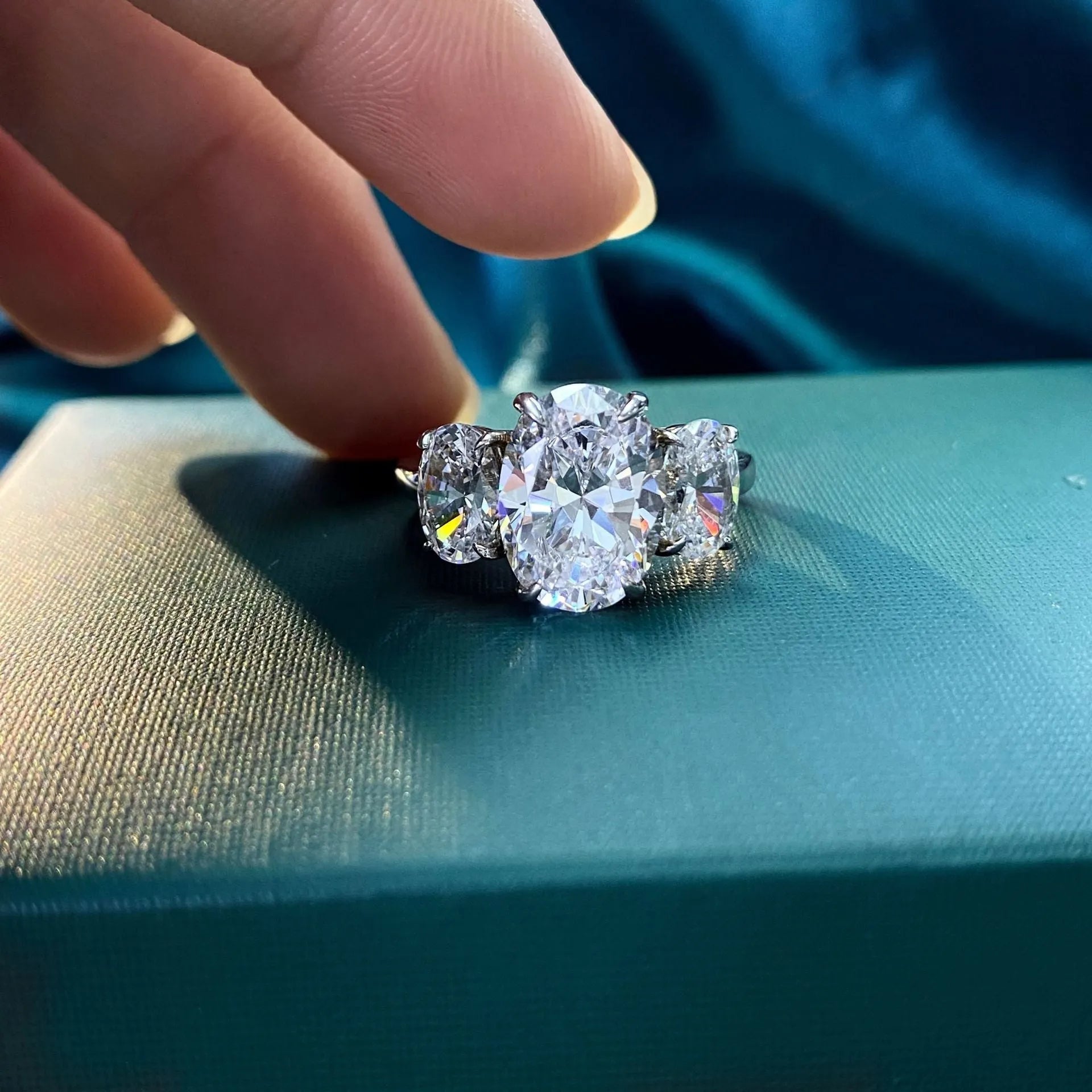 Vv- The American Diamond Collection - Lab Diamond: Edison-Era Innovation Meets Timeless Four-Prong White Gold Ring - vannveld