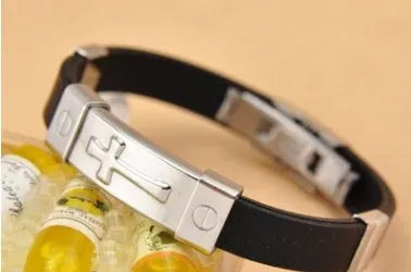 Vv- World War I and II - The Yanks Are Coming - Tribute Collection: Military Medic Cross Titanium-Steel Combat Service Identification Bracelet - vannveld